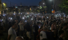 Des manifestants se rassemblent devant le bureau du procureur, le 29 juin 2025 à Belgrade ( AFP / OLIVER BUNIC )