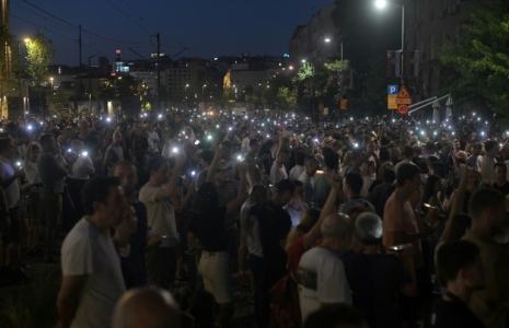 Des manifestants se rassemblent devant le bureau du procureur, le 29 juin 2025 à Belgrade ( AFP / OLIVER BUNIC )