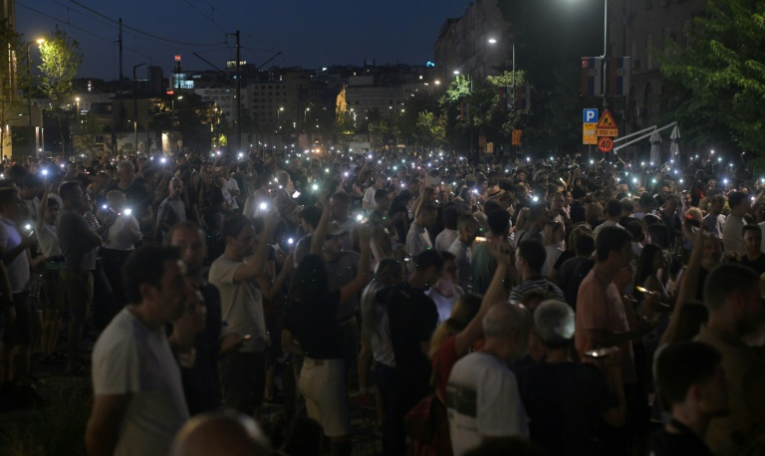 Des manifestants se rassemblent devant le bureau du procureur, le 29 juin 2025 à Belgrade ( AFP / OLIVER BUNIC )