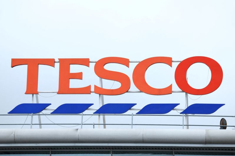 Le logo de Tesco à Oldham, en Grande-Bretagne