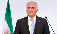 Reza Pahlavi, fils de l'ancien chah et une des figures de l'opposition en exil, lors d'une conférence de presse à Paris, le 23 juin 2025 ( AFP / JOEL SAGET )
