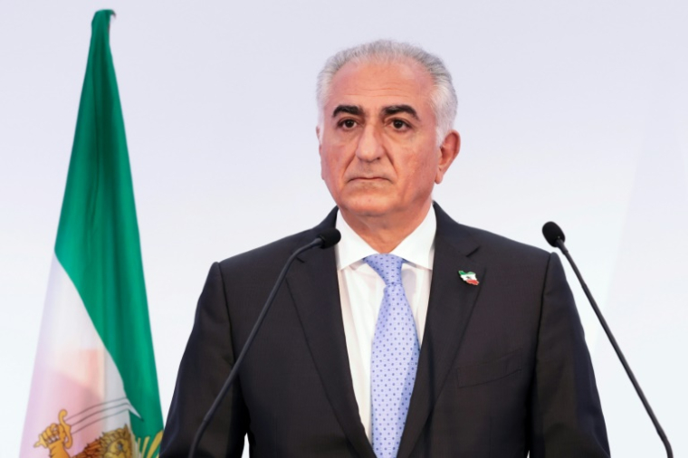 Reza Pahlavi, fils de l'ancien chah et une des figures de l'opposition en exil, lors d'une conférence de presse à Paris, le 23 juin 2025 ( AFP / JOEL SAGET )