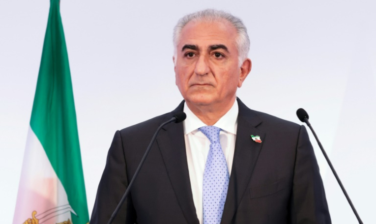 Reza Pahlavi, fils de l'ancien chah et une des figures de l'opposition en exil, lors d'une conférence de presse à Paris, le 23 juin 2025 ( AFP / JOEL SAGET )
