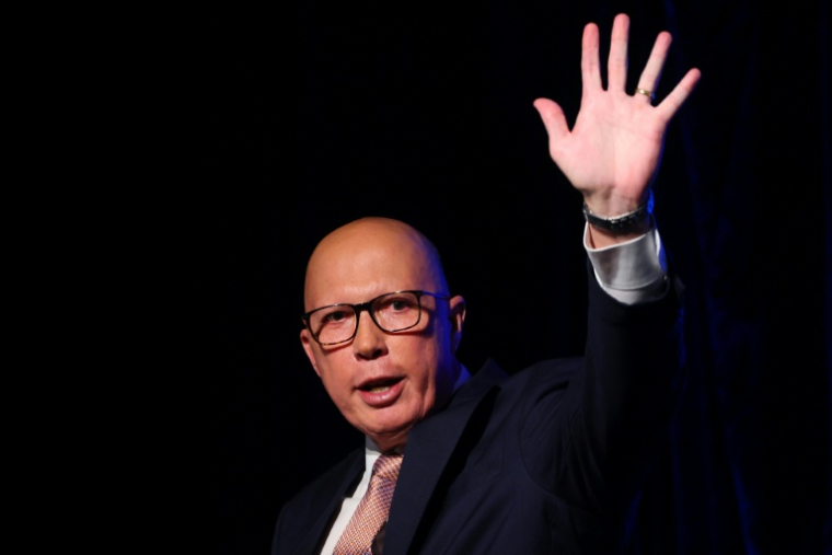 Le chef du Parti libéral Peter Dutton salue ses partisans, le 3 mai 2025 à Brisbane dans l'est de l'Australie ( AFP / Patrick Hamilton )