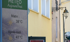Les prévisions de températures de la météo sur un écran dans une rue de Villeneuve-les-Béziers, le 8 juillet 2026 dans l'Hérault ( AFP / Gabriel BOUYS )