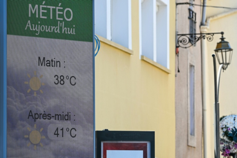 Les prévisions de températures de la météo sur un écran dans une rue de Villeneuve-les-Béziers, le 8 juillet 2026 dans l'Hérault ( AFP / Gabriel BOUYS )