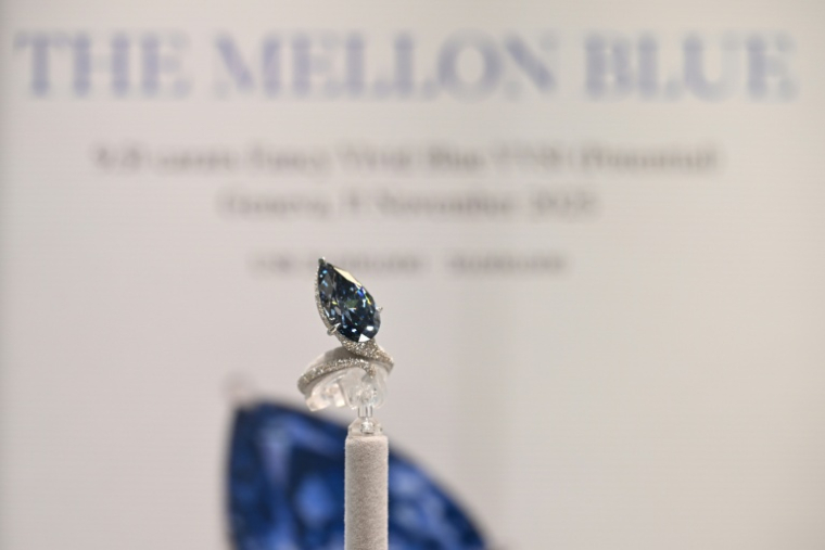 Le Mellon Blue, un diamant bleu vif de 9,51 carats taillé en poire, ayant appartenu à Bunny Mellon, horticultrice, philanthrope et collectionneuse d’art américaine, présenté chez Christie's à Hong Kong, le 23 octobre 2025, avant une vente aux enchères en novembre ( AFP / Peter PARKS )