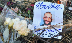 Des fleurs laissés sur un mémorial de fortune en hommage à Alex Pretti, un infirmier américain tué par balle par des agents fédéraux, à Minneapolis (Minnesota), le 25 janvier 2026 ( AFP / Octavio JONES )
