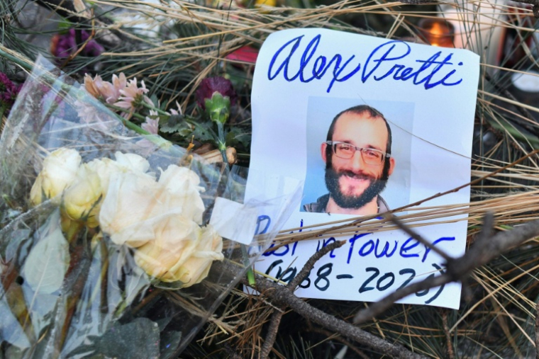 Des fleurs laissés sur un mémorial de fortune en hommage à Alex Pretti, un infirmier américain tué par balle par des agents fédéraux, à Minneapolis (Minnesota), le 25 janvier 2026 ( AFP / Octavio JONES )