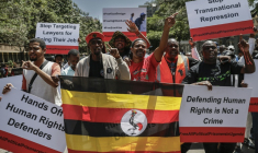 Des partisans du vétéran de l'opposition ougandaise Kizza Besigye brandissent un drapeau ougandais lors d'une manifestation pour sa libération, à Nairobi, la capitale du Kenya, le 24 février 2025 ( AFP / SIMON MAINA )