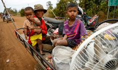 Des personnes fuient avec leurs affaires les affrontements à la frontière Cambodge/Thaïlande dans la province cambodgienne d'Oddar Meanchey le 10 décembre 2025 ( AFP / TANG CHHIN Sothy )