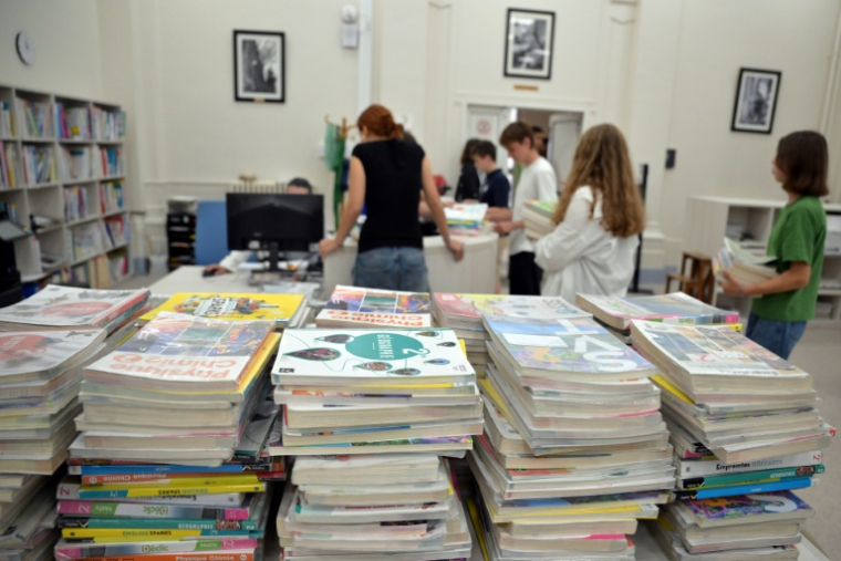 Plus de 500 professeurs, écrivains et éditeurs s'alarment du remplacement progressif en Ile-de-France des manuels scolaires par une plateforme numérique ( AFP / Miguel MEDINA )