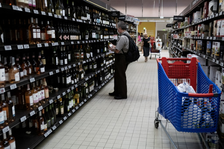 Un présentoir de vins dans un supermarché de Toulouse, le 4 septembre 2023. ( AFP / CHARLY TRIBALLEAU )