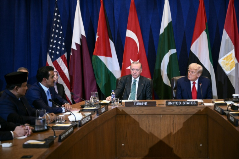 Le président américain Donald Trump (d) rencontre des dirigeants arabes et musulmans aux Nations unies pour discuter de son plan pour Gaza, le 23 septembre 2025 à New York ( AFP / Brendan SMIALOWSKI )