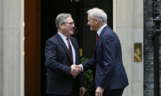 Le Premier ministre britannique Keir Starmer, à gauche, et son homologue norvégien Jonas Gahr, à sa droite, devant Downing Street à Londres le 4 décembre 2025 ( POOL / Alastair Grant )