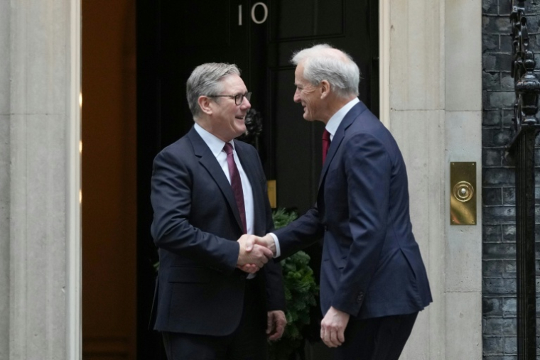Le Premier ministre britannique Keir Starmer, à gauche, et son homologue norvégien Jonas Gahr, à sa droite, devant Downing Street à Londres le 4 décembre 2025 ( POOL / Alastair Grant )