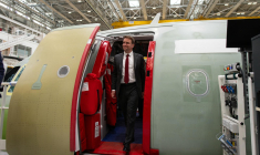 Le ministre de l'Industrie et de l'Energie en visite chez Airbus à Toulouse-Blagnac le 4 avril 2025. ( AFP / MATTHIEU RONDEL )