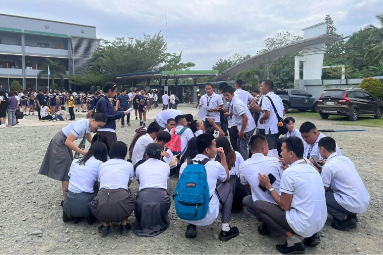 Photo remise par un établissement scolaire de Davao de Oro sur l'île de Mindanao, dans le sud des Philippines, où les élèves se sont rassemblés dehors après un puissant séisme le 10 octobre 2025 ( Golden Cornucopia - Davao de Oro State College / Handout )