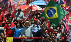 Le président brésilien de gauche Luiz Inacio Lula da Silva (C) agite le drapeau national lors d'un meeting de campagne à la veille du premier tour de la présidentielle, le 3 octobre 2026 à Sao Paulo ( AFP / Luis ROBAYO )