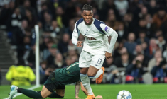 Destiny Udogie a été menacé avec une arme à feu par un agent de joueurs