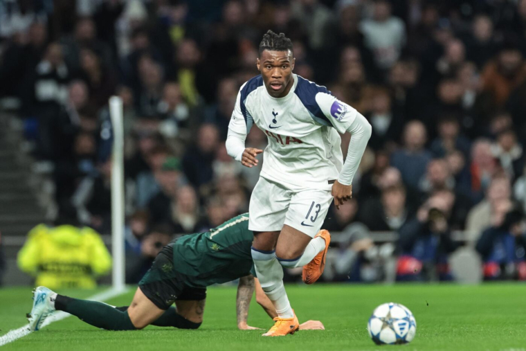 Destiny Udogie a été menacé avec une arme à feu par un agent de joueurs