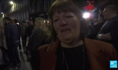 Toute la nuit, à Édimbourg, des Britanniques ont rendu hommage à la reine Elizabeth II