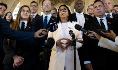 a présidente par intérim du Venezuela, Delcy Rodríguez (C), s’adresse aux journalistes à l’issue d’une audience devant la Cour internationale de Justice (CIJ) concernant la région de l’Essequibo, à La Haye, le 11 mai 2026 ( ANP / Bart Maat )