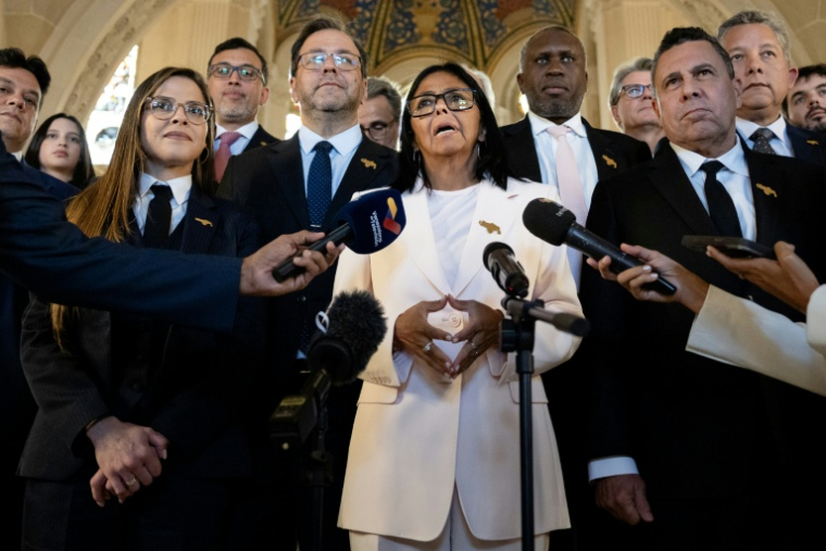 a présidente par intérim du Venezuela, Delcy Rodríguez (C), s’adresse aux journalistes à l’issue d’une audience devant la Cour internationale de Justice (CIJ) concernant la région de l’Essequibo, à La Haye, le 11 mai 2026 ( ANP / Bart Maat )