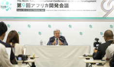 Le secrétaire général de l'ONU, Antonio Guterres, lors d'une conférence de presse à la 9e Conférence internationale de Tokyo sur le développement de l'Afrique à Yokohama, au sud de Tokyo, le 21 août 2025 ( AFP / Yuichi YAMAZAKI )