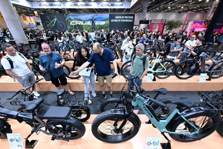 Des visiteurs au salon du vélo Eurobike à Francfort, 24 juin 2026 en Allemagne ( AFP / Kirill KUDRYAVTSEV )