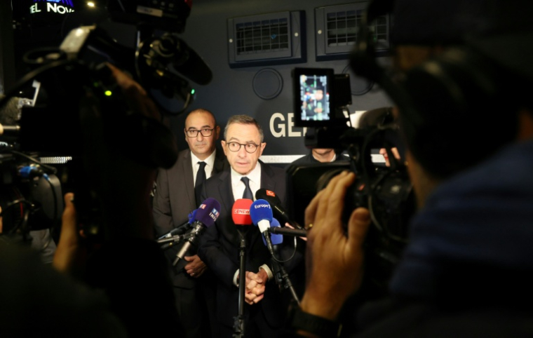 Le préfet de police de Paris Laurent Nunez (G) et le ministre de l'Intérieur Bruno Retailleau (C) s'adressent à la presse après avoir rencontré des policiers à la Porte d'Orléans à Paris le 18 septembre 2025 ( AFP / Ludovic MARIN )