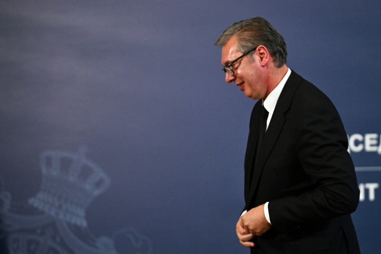 Le président serbe Aleksandar Vucic quitte les lieux après avoir prononcé son discours de démission lors d'une conférence de presse au palais présidentiel de Belgrade, le 27 septembre 2026 ( AFP / OLIVER BUNIC )