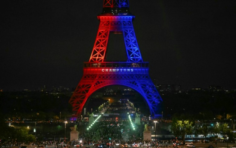 La Tour Eiffel illuminée aux couleurs du PSG, le soir de la finale du PSG face à l'Inter Milan, le 31 mai 2025 ( AFP / Hugo MATHY )