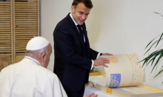 Le président français Emmanuel Macron rencontre le pape François en Corse