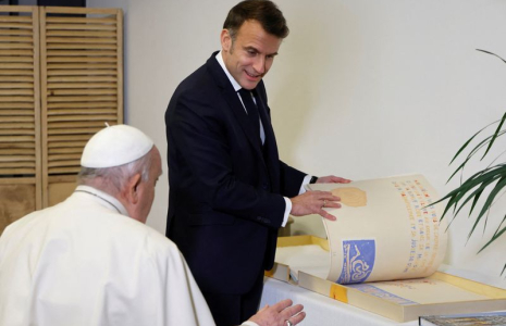 Le président français Emmanuel Macron rencontre le pape François en Corse