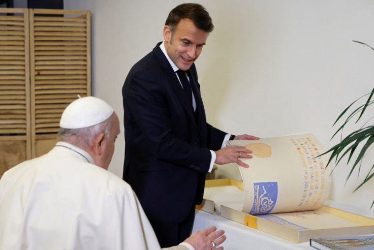 Le président français Emmanuel Macron rencontre le pape François en Corse