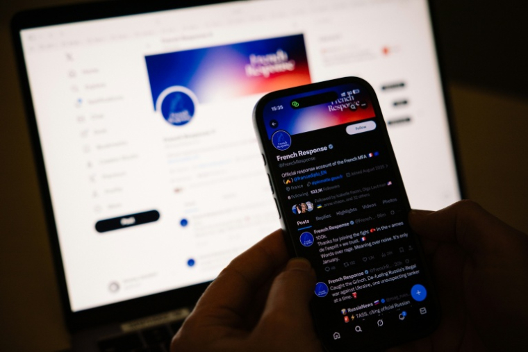 Ecran de téléphone portable affichant le compte X "French response" du ministère français des Affaires étrangères, le 23 janvier 2026 ( AFP / Dimitar DILKOFF )