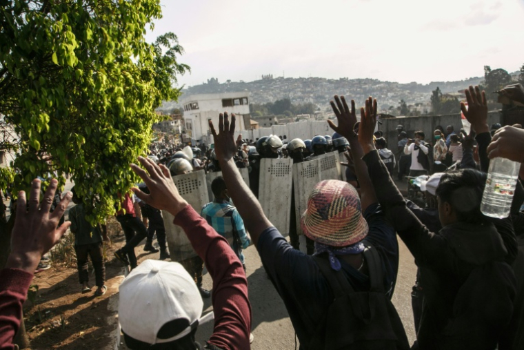 Manifestants face aux forces de sécurité à Antananarivo, le 29 septembre 2025. ( AFP / RIJASOLO )