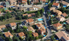 Environ 3,7 millions de foyers français sont équipés de piscines malgré le défi croissant de la sécheresse ( AFP / GERARD JULIEN )