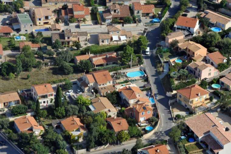 Environ 3,7 millions de foyers français sont équipés de piscines malgré le défi croissant de la sécheresse ( AFP / GERARD JULIEN )