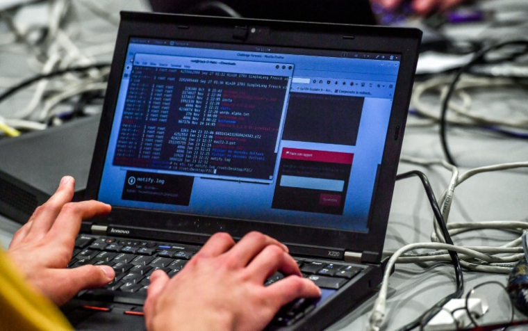 L'Assemblée a aussi approuvé un article élargissant la possibilité pour les renseignements de recourir à des algorithmes, pour traquer et exploiter des données de connexions sur le web ( AFP / Philippe HUGUEN )