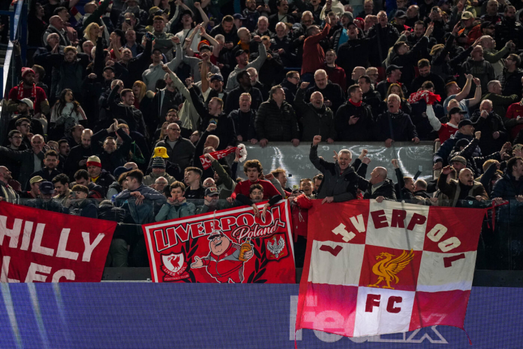 Grosse ambiance à l'arrivée des joueurs de Liverpool au stade