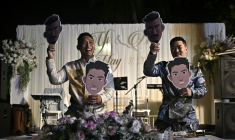 Un couple de Chinois gay, Song Jihan (à droite) et Wang Zengyi (à gauche) durant son mariage à Pattaya, en Thaïlande, le 31 mai 2025 ( AFP / Lillian SUWANRUMPHA )