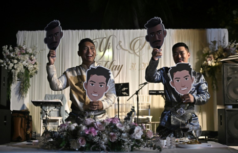 Un couple de Chinois gay, Song Jihan (à droite) et Wang Zengyi (à gauche) durant son mariage à Pattaya, en Thaïlande, le 31 mai 2025 ( AFP / Lillian SUWANRUMPHA )
