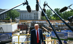 Le président américain Donald Trump parle à la presse devant le chantier de la future salle de bal de la Maison Blanche, à Washington, le 19 mai 2026 ( AFP / Kent NISHIMURA )
