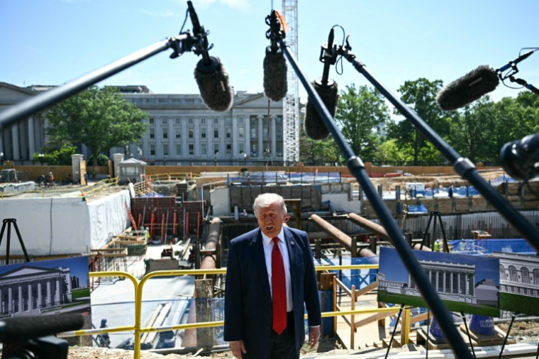 Le président américain Donald Trump parle à la presse devant le chantier de la future salle de bal de la Maison Blanche, à Washington, le 19 mai 2026 ( AFP / Kent NISHIMURA )