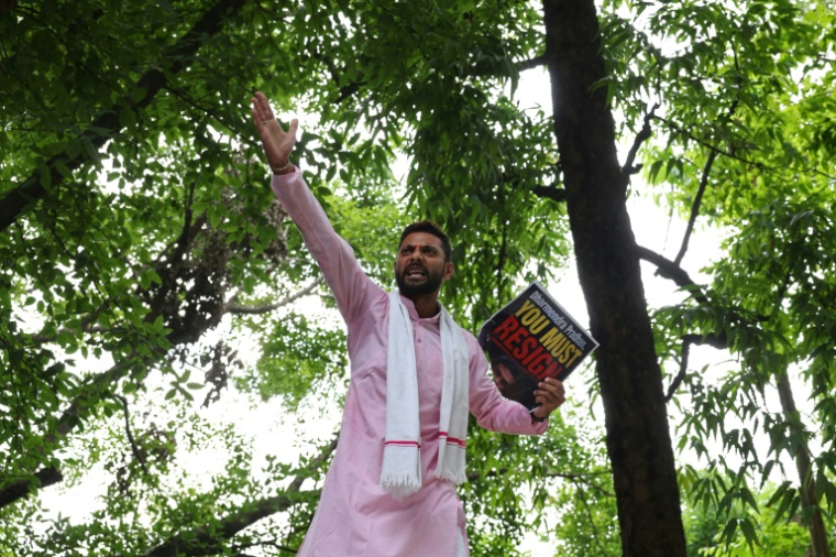 Un sympathisant du Cockroach Janta Party (CJP), le parti du peuple des cafards, lors d’une manifestation réclamant la démission du ministre indien de l’Éducation, Dharmendra Pradhan, à Varanasi, le 20 juillet 2026 ( AFP / Niharika KULKARNI )