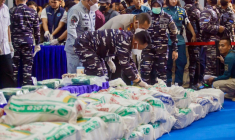 Des sacs de kétamine saisis à bord d'un navire battant pavillon étranger sont exposés lors d'une conférence de presse, le 9 août 2026 sur l'île indonésienne de Batam ( AFP / ANDARU AK )
