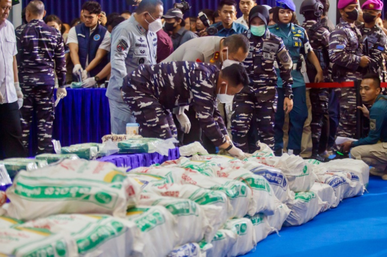 Des sacs de kétamine saisis à bord d'un navire battant pavillon étranger sont exposés lors d'une conférence de presse, le 9 août 2026 sur l'île indonésienne de Batam ( AFP / ANDARU AK )