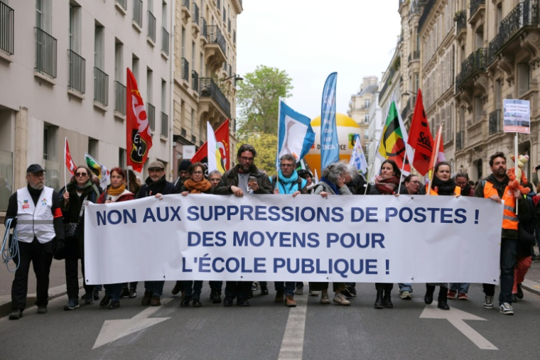 Manifestation d'enseignants contre les suppressions de postes, les fermetures de classes et pour des augmentations de salaires lors d'une grève nationale de l'Éducation nationale, le 31 mars 2026 à Paris ( AFP / Thomas SAMSON )